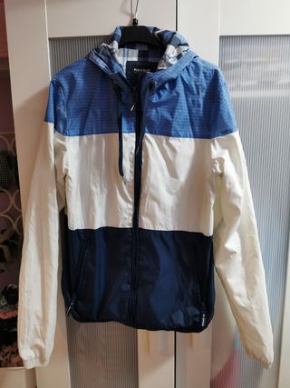 Chaqueta tipo chubasquero de segunda mano por 5 EUR en Zaragoza en WALLAPOP