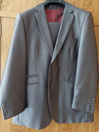 Traje hombre Formula Joven de segunda mano por 45 EUR en Madrid en WALLAPOP