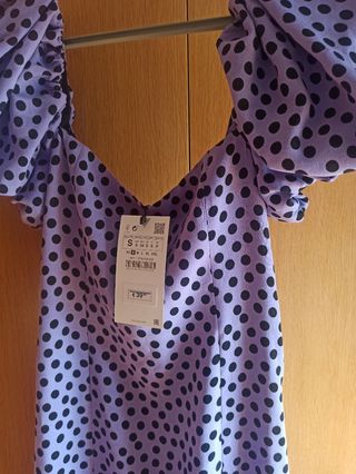 Vestido morado lunares zara de segunda mano por 28 EUR en Navalcarnero en  WALLAPOP