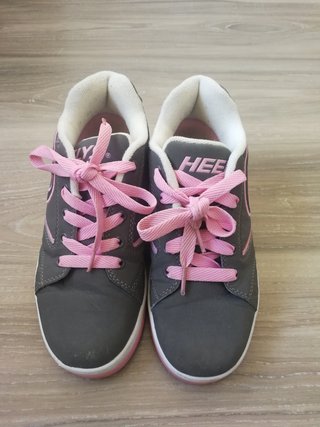 Zapatillas Heelys con ruedas talla 36\\/37 de segunda mano por 15 EUR en  Madrid en WALLAPOP