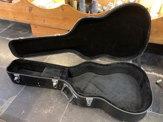 Estuche Guitarra Thomann de segunda mano por 45 EUR en Barcelona en WALLAPOP
