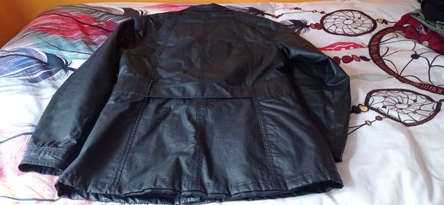 cazadora negra de Anna Mora