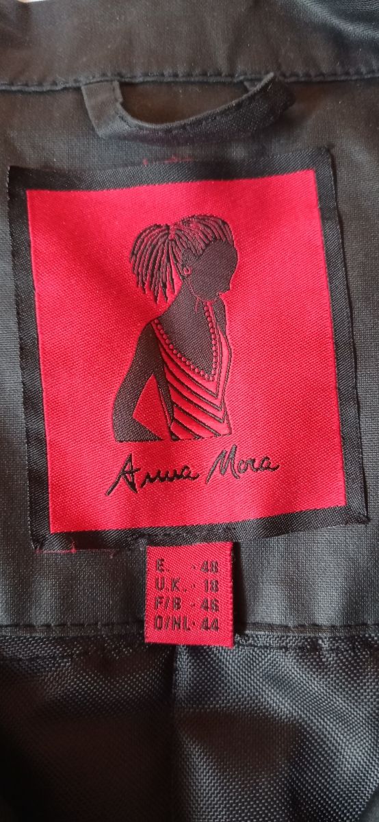 cazadora negra de Anna Mora