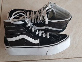 Zapatilla VANS (bota alta) de segunda mano por 18 EUR en La Bisbal  d\\'emporda en WALLAPOP