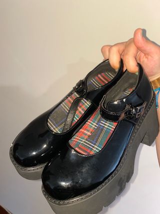 Zapatos plataforma charol de segunda mano por 15 EUR en Orbazai en WALLAPOP