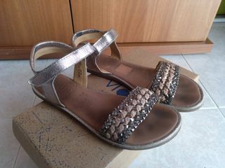 Sandalias niña de piel. Talla 35 de segunda mano por 7 EUR en Girona en  WALLAPOP