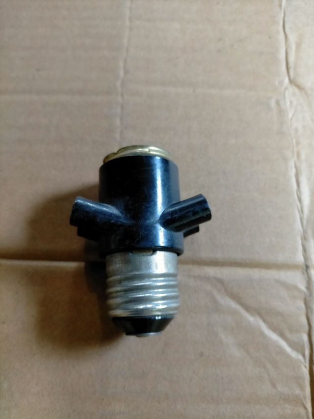 Casquillo E27 con dos esnchufes 