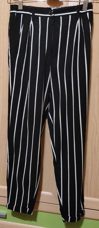 Pantalones negros con rayas blancas de segunda mano por 3 EUR en Don Benito  en WALLAPOP