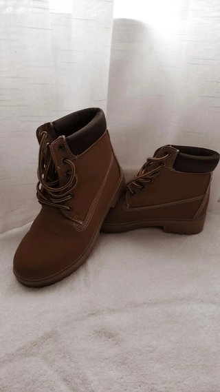 BOTAS COLOR MOSTAZA de segunda mano por 10 EUR en Campillos en WALLAPOP
