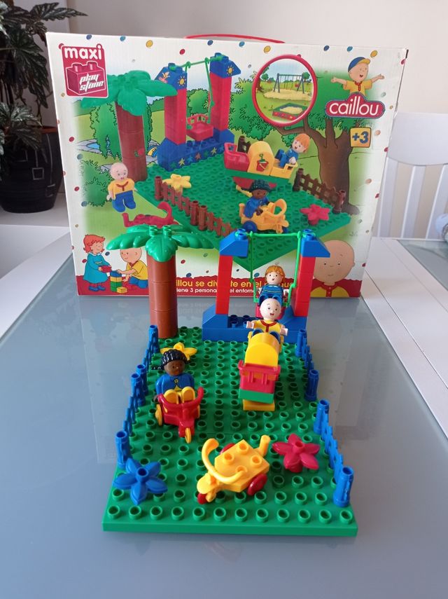 Juego Caillou se divierte en el parque