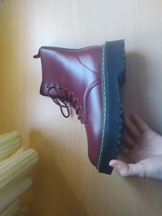 Botas militares granate. de segunda mano por 26 EUR en Ontinyent en WALLAPOP