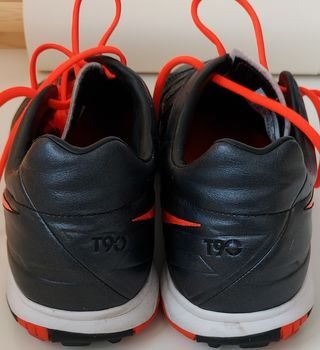 Botas de fútbol con tacos NIKE T90 Talla 45 de segunda mano por 25 EUR en  Barcelona en WALLAPOP