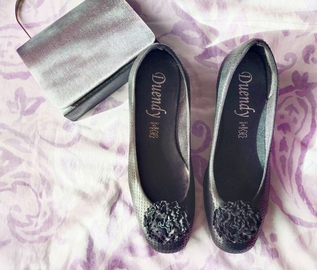 Zapatos señora tipo salón piel negros.