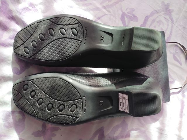 Zapatos señora tipo salón piel negros.