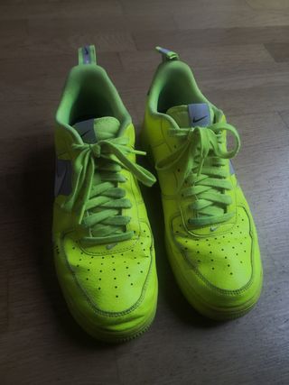 NIKE AIR FORCE 1 LOW UTILITY AMARILLO FOSFORITO de segunda mano por 36 EUR  en Barcelona en WALLAPOP