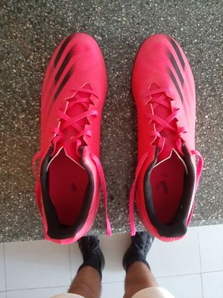Botas de fútbol multitacos talla 48 de segunda mano por 25 EUR en Alcorcón  en WALLAPOP