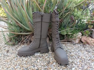Botas militares neopreno Zara de segunda mano por 50 EUR en Calabardina en  WALLAPOP