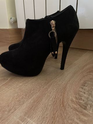 Botines de tacón fino de segunda mano en WALLAPOP