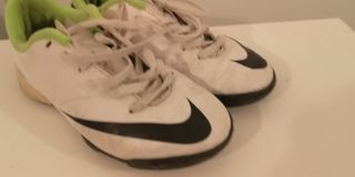Zapatillas de fútbol Nike en buen estado talla 12C de segunda mano por 5  EUR en Santa Olalla en WALLAPOP