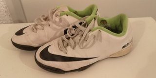 Zapatillas de fútbol Nike en buen estado talla 12C de segunda mano por 5  EUR en Santa Olalla en WALLAPOP