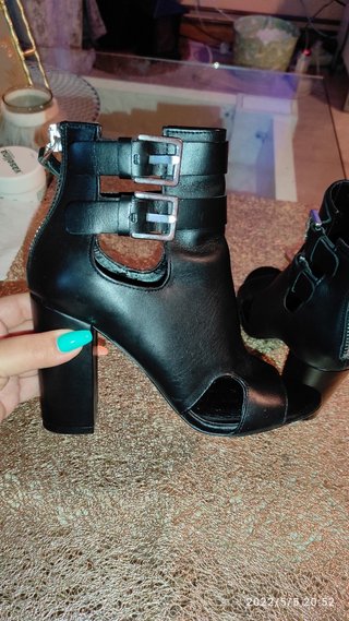 Sandalias \\/ botines abierto de zara talla 38 de segunda mano por 12 EUR en  Colmenar Viejo en WALLAPOP