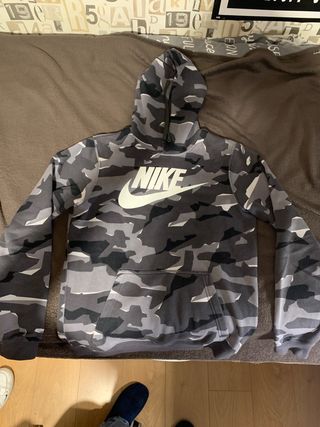 Sudadera Nike camuflaje gris de segunda mano por 25 EUR en Madrid en  WALLAPOP