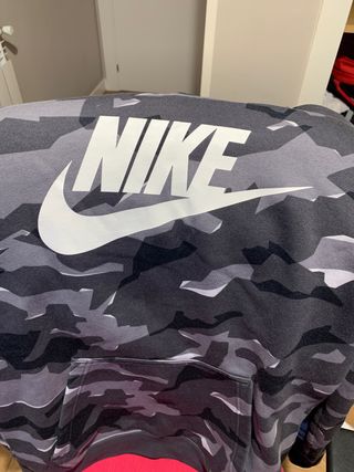 Sudadera Nike camuflaje gris de segunda mano por 25 EUR en Madrid en  WALLAPOP