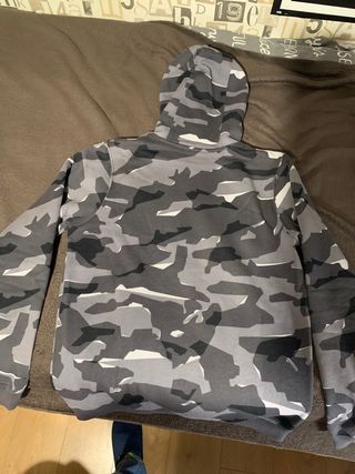Sudadera Nike camuflaje gris de segunda mano por 25 EUR en Madrid en  WALLAPOP
