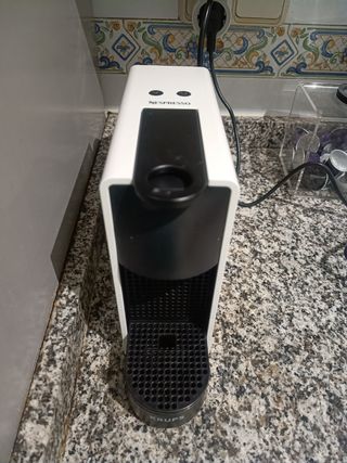 Cafetera Nespresso Essenza Mini blanca de segunda mano por 80 EUR en Vic en  WALLAPOP