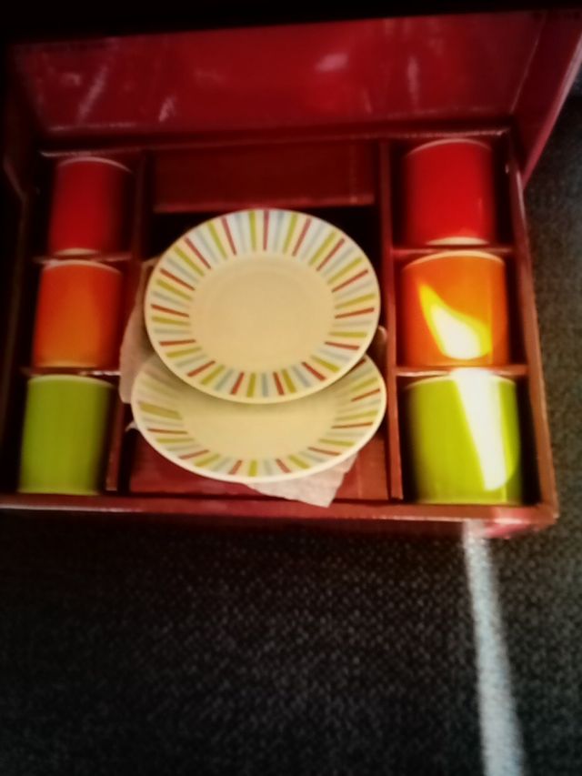 juego café 6 tazas y 6 platos. sin estrenar