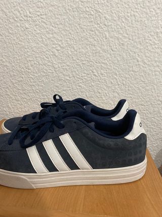 Zapatillas Adidas de segunda mano por 30 EUR en Valencia en WALLAPOP
