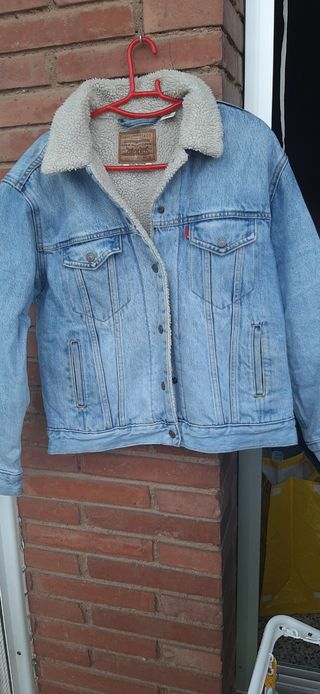 Cazadora mujer Levis de segunda mano en Barcelona en WALLAPOP