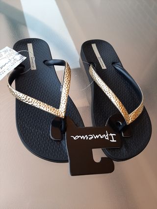 Chanclas Ipanema Talla 38 negras con tiras doradas de segunda mano por 19  EUR en Barcelona en WALLAPOP
