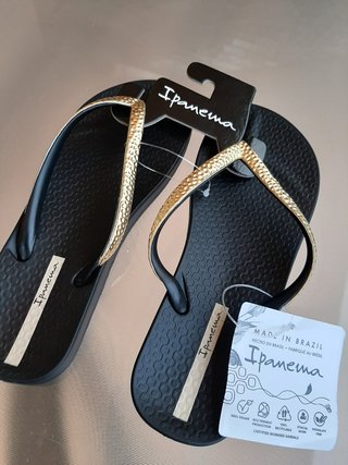 Chanclas Ipanema Talla 38 negras con tiras doradas de segunda mano por 19  EUR en Barcelona en WALLAPOP