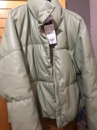 Plumífero nuevo de temporada stradivarius de segunda mano por 10 EUR en  Sevilla en WALLAPOP