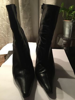 Botines negros de piel punta fina de segunda mano por 8 EUR en Madrid en  WALLAPOP