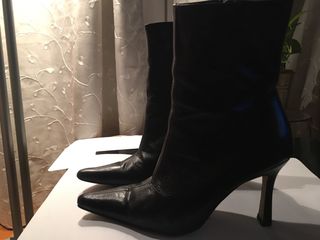 Botines negros de piel punta fina de segunda mano por 8 EUR en Madrid en  WALLAPOP