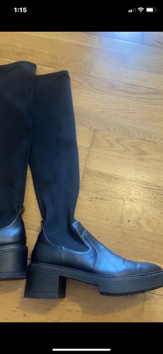 Paula Echevarría ya tiene las botas altas con cordones de Zara que son  tendencia (y las lleva con un traje 'short' y medias negras)