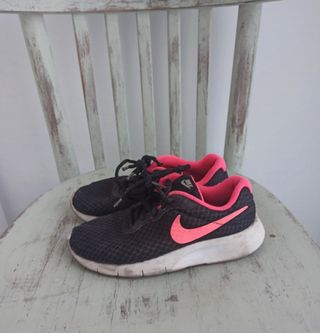 Zapatillas deportivas Nike. Talla 32 de segunda mano por 4 EUR en Reus en  WALLAPOP
