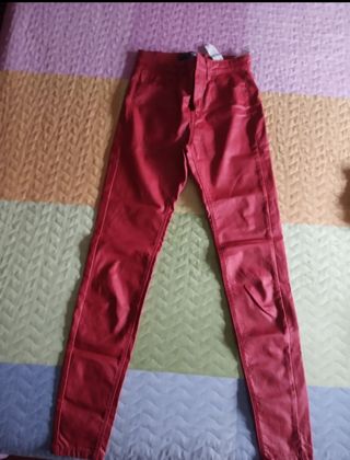 Pantalones encerados Stradivarius de segunda mano por 8 EUR en Los Corrales  de Buelna en WALLAPOP
