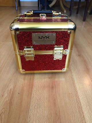 Maletin Maquillaje NYX de segunda mano por 40 EUR en Madrid en WALLAPOP