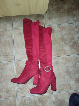 Botas altas de tacon rojas de segunda mano por 10 EUR en Sanchonuño en  WALLAPOP