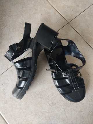 Cangrejeras negras de tacón de segunda mano por 6 EUR en El Jardín de  Tenerife en WALLAPOP