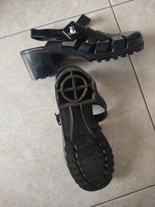 Cangrejeras negras de tacón de segunda mano por 6 EUR en El Jardín de  Tenerife en WALLAPOP