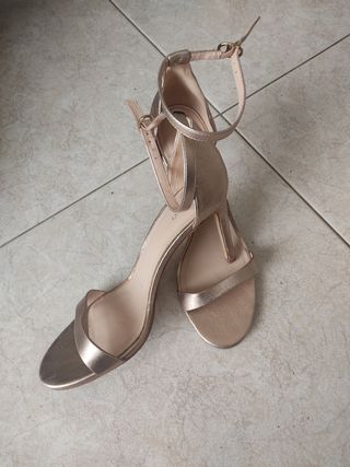 Sandalias doradas de Mango de segunda mano por 30 EUR en El Jardín de  Tenerife en WALLAPOP