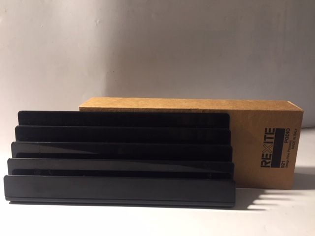 Soporte Cartas Podio ,921, negro, Rino Pirovano