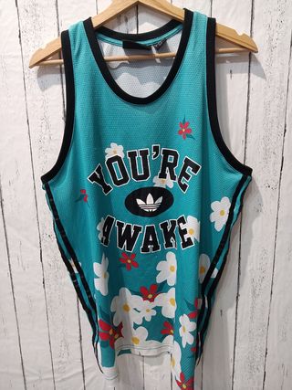 Camiseta Adidas Pharrell williams de segunda mano por 12 EUR en Madrid en  WALLAPOP