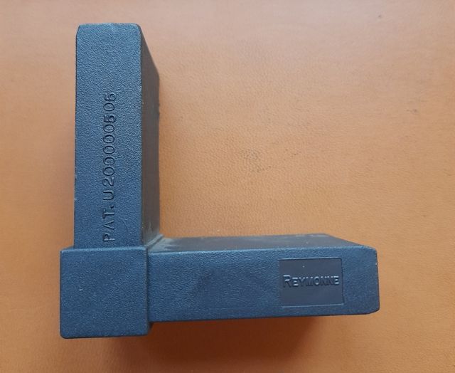 Escuadra Premarco de PVC negro.