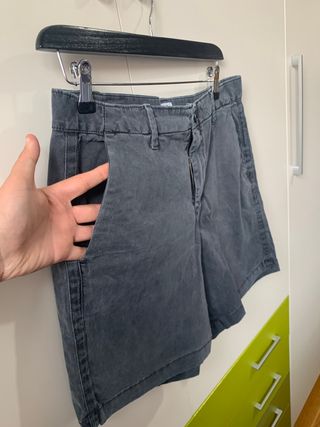 Outfit de hombre con pantalón gris y camisa azul marino 】