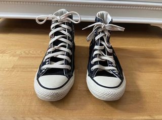Converse Negras Flores de segunda mano por 60 EUR en Colonia Pablo Iglesias  en WALLAPOP